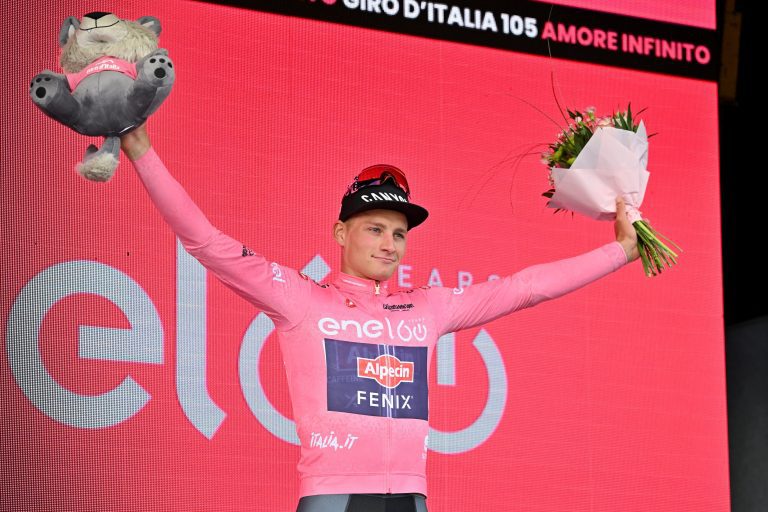Van der Poel gana la primera etapa del Giro de Italia