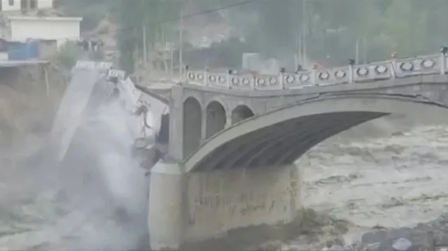 ¡Asombroso! Puente de Pakistán es arrasado por una inundación