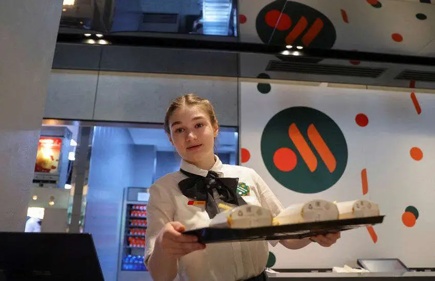  Rusia inaugura la tienda que reemplaza a McDonald’s