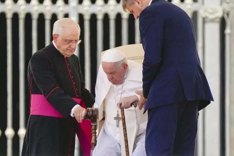 Se agudiza el dolor de la rodilla del papa Francisco