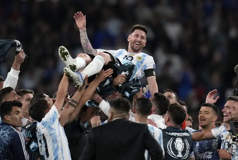 Argentina golea a Italia en final campeones continentales
