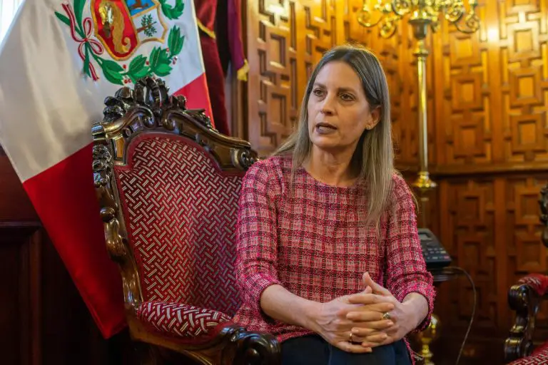 Presidenta del Congreso de Perú admite que "sacarán solo al presidente"