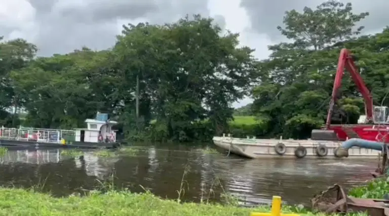 Maquinaria realiza trabajos para encausamiento de ríos en el Sur del Lago