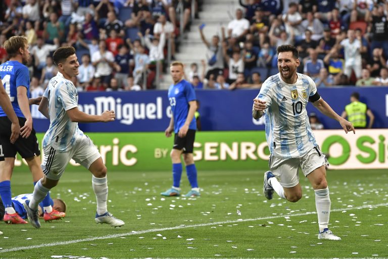 Messi hace historia por Repóker ante Estonia