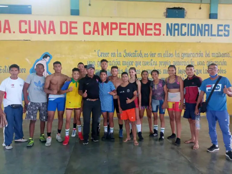 Falcón suma 12 medallas en nacional de lucha cadete