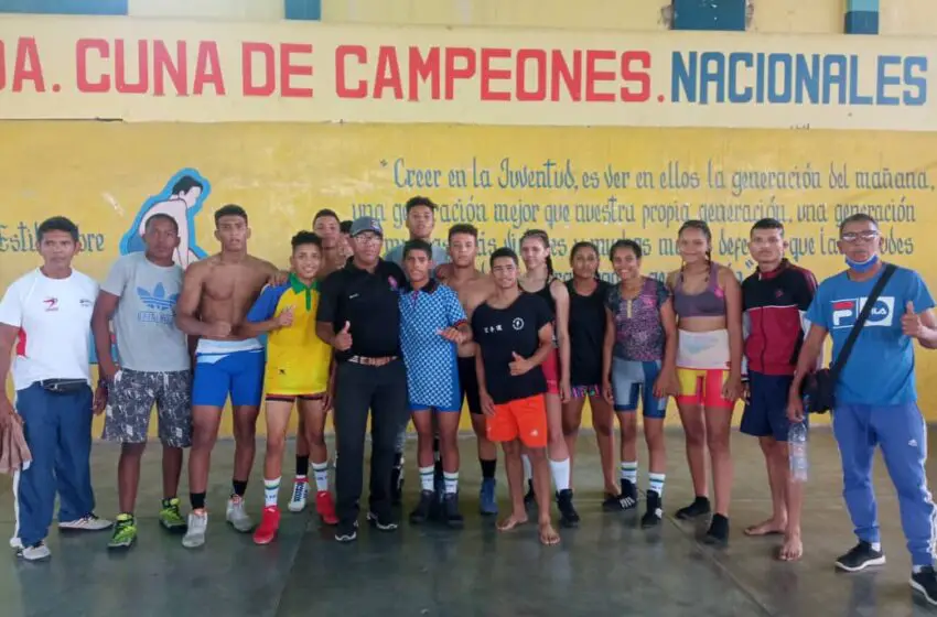 Falcón suma 12 medallas en nacional de lucha cadete