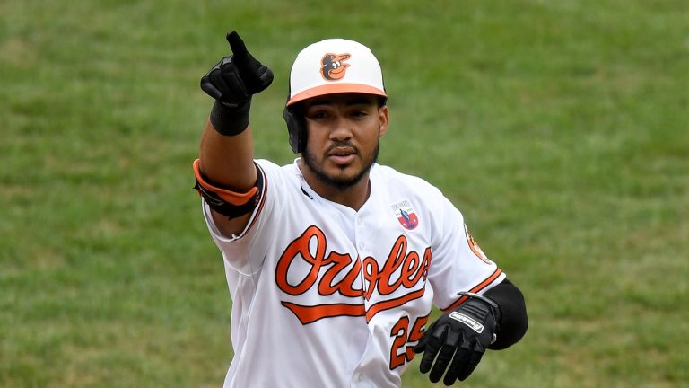 Anthony Santander anota una carrera en la victoria de Orioles