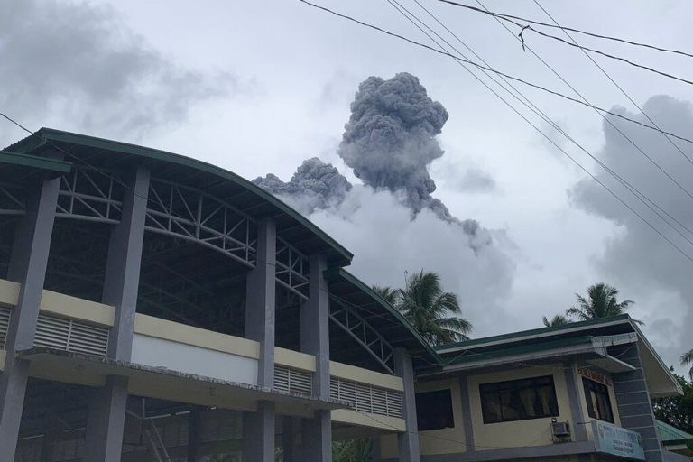 Volcán filipino expulsa ceniza y alarma a la población local