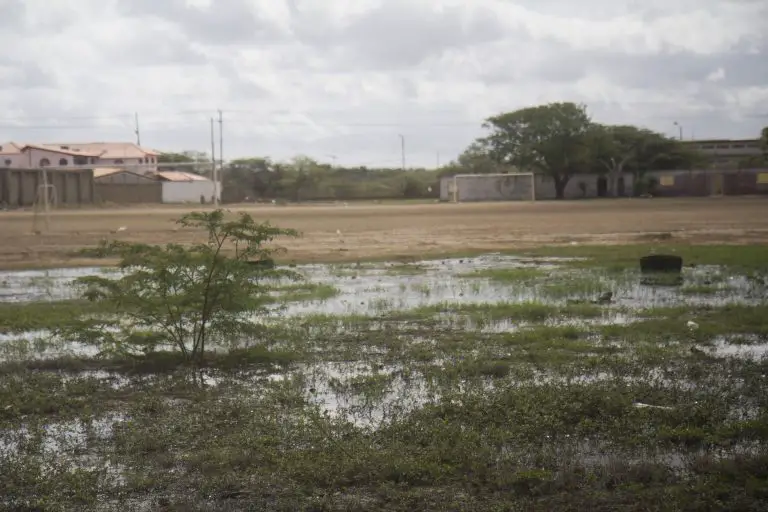 Aguas negras invaden el campo de fútbol del “Teto” Colina