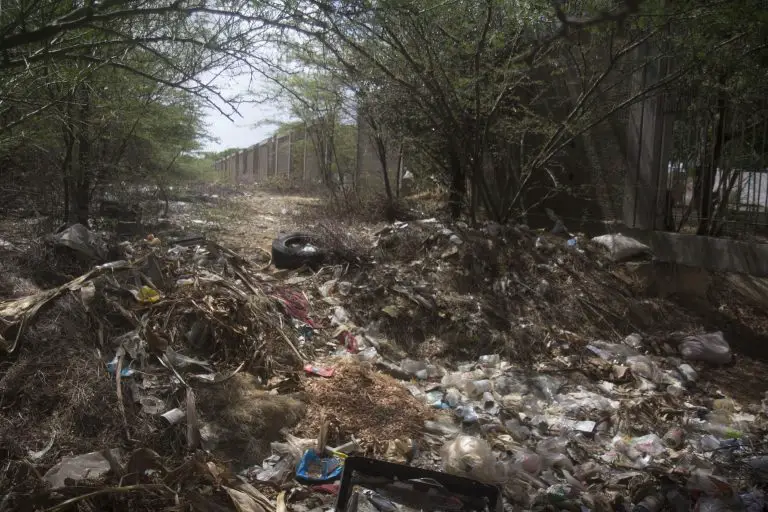 Callejón Aeropuerto de Coro entre basura y botes de agua