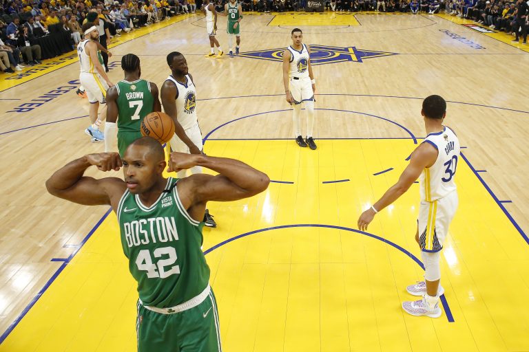 Los Celtics arrollan a Golden State, en el primero de la final