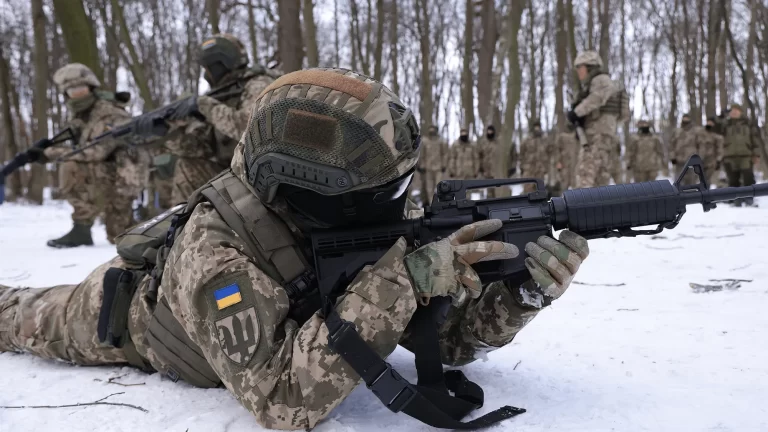 Lanzacohetes múltiples HIMARS y otras armas, el nuevo paquete militar de EE. UU. para Ucrania