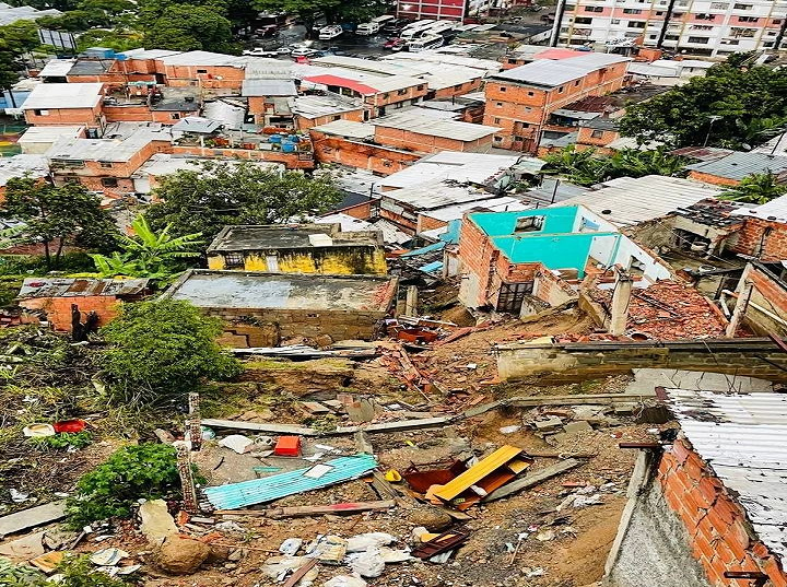 162 familias afectadas tras derrumbe en el 23 de Enero