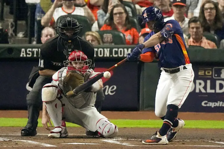 Altuve despierta con 3 hits y Astros empatan Serie Mundial