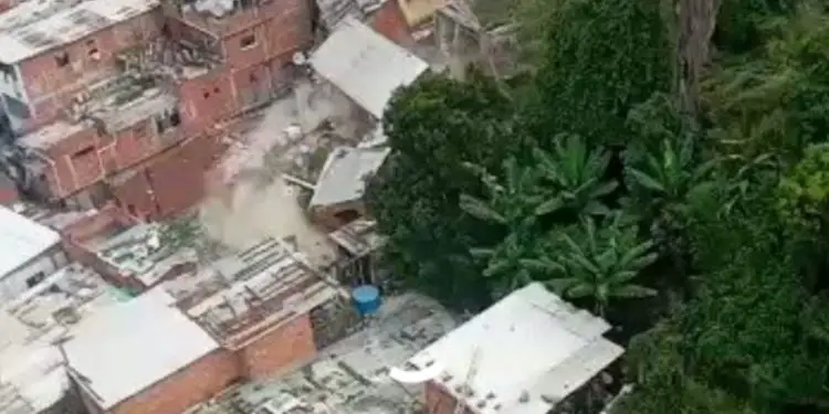 Este lunes, tras las fuertes lluvias de la tarde, se registró el desplome de varias. viviendas en el sector La Ladera de la parroquia 23 de enero de la ciudad de Caracas, debido a deslizamientos de tierra.