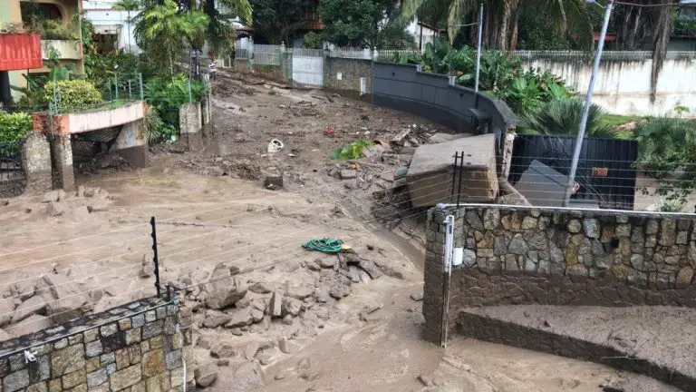 Alerta en Maracay | Se desbordó el río El Castaño (+VIDEOS)