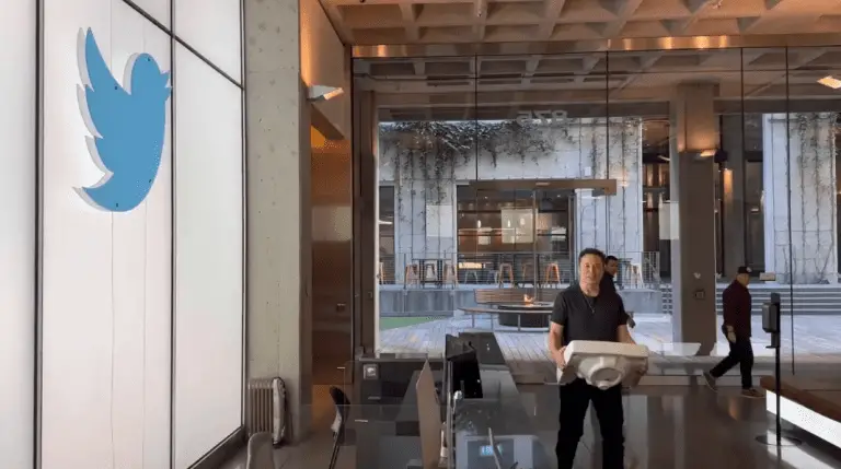 Elon Mosk llega a Twiiter con un lavamanos