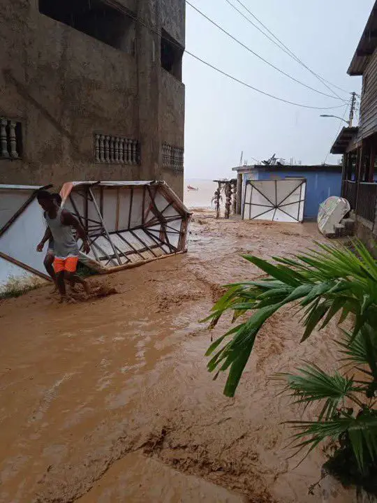 +FOTOS: Chichiriviche de la Costa tras desborde de quebradas