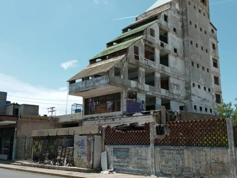 Construcción abandonada se convierte en basurero en Punto Fijo