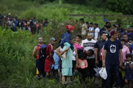 Migrantes se aglomeran en aeropuerto de Panamá para retornar a Venezuela