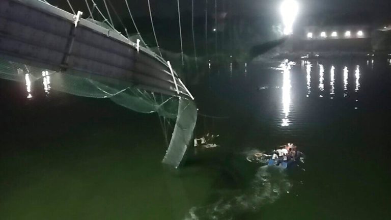 60 muertos por derrumbe de puente en India
