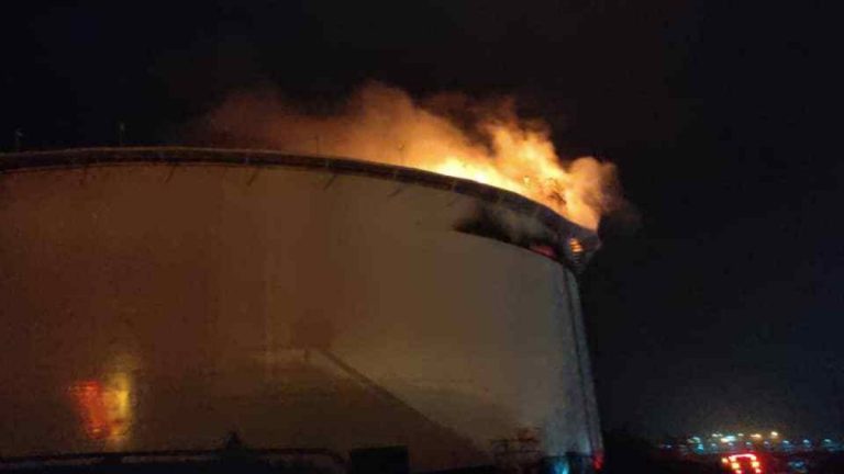 Rayo impactó tanque de combustible y generó incendio en refinería El Palito