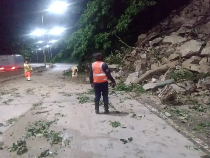 Reportan derrumbes en la autopista Valencia-Puerto Cabello