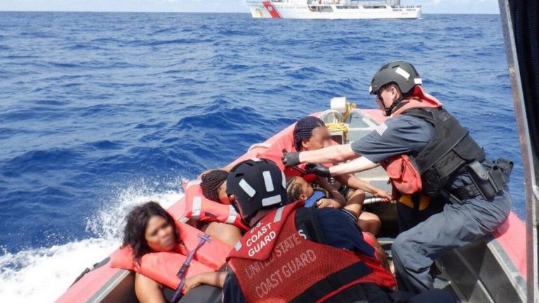 Rescatan a 98 migrantes frente a costas de Florida