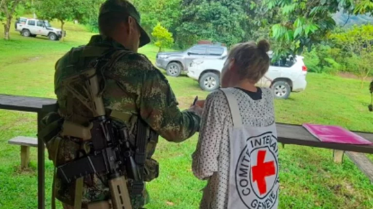 Disidentes de las FARC liberan a niña indígena