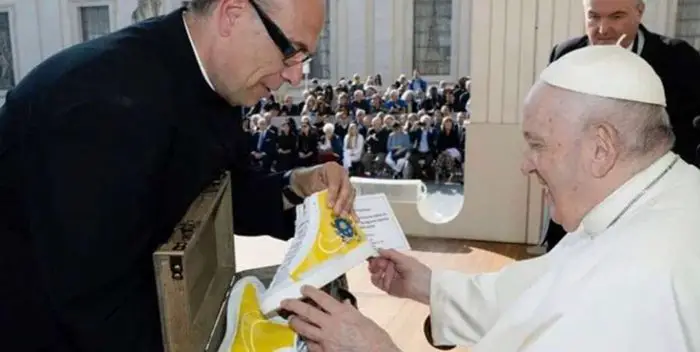 Conoce los Nike exclusivos del papa Francisco