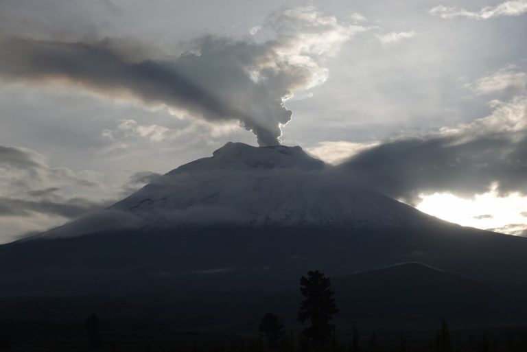 Ecuador en alerta amarilla por erupción del volcán Cotopaxi