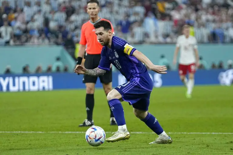 Argentina domina a Polonia en los primeros 45' minutos pero no logra conseguir el gol.