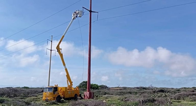 Corpoelec realiza mantenimiento en líneas eléctricas Coro-Punto Fijo