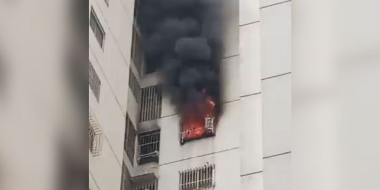 Controlan incendio en Residencias Parque Caracas de La Candelaria