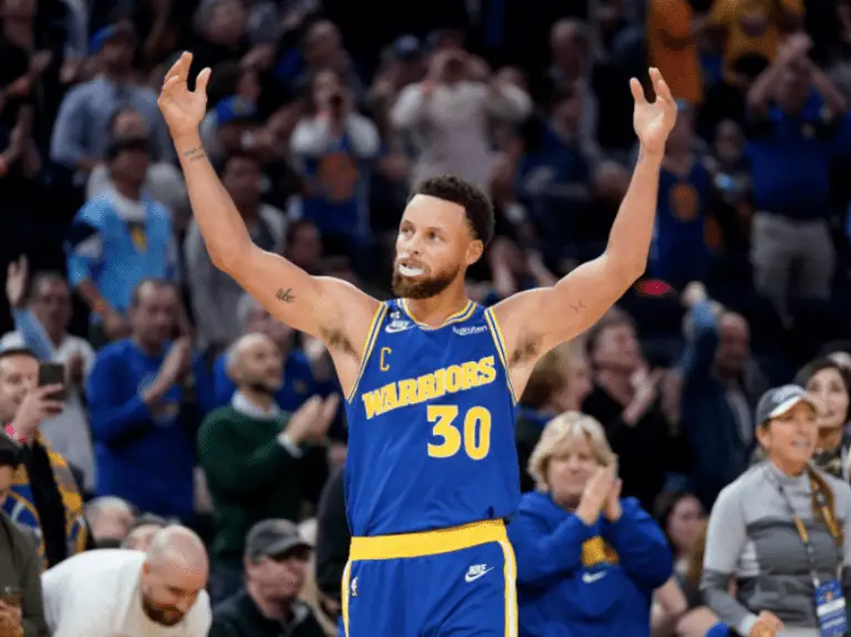 Curry hace ganar a los Warriors