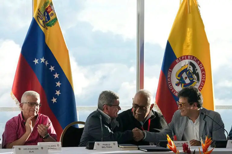 El gobierno de Colombia y el ELN anuncian acuerdos en Caracas