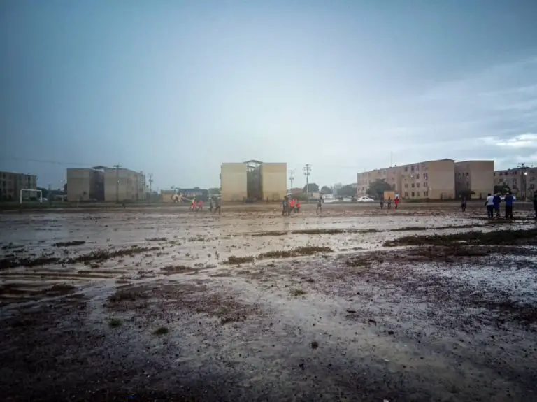 El partido entre Heroínas de Falcón y Crearte FC se jugó en pésimas condiciones en el terreno de las Velitas hasta que la lluvia impidió seguir jugando.