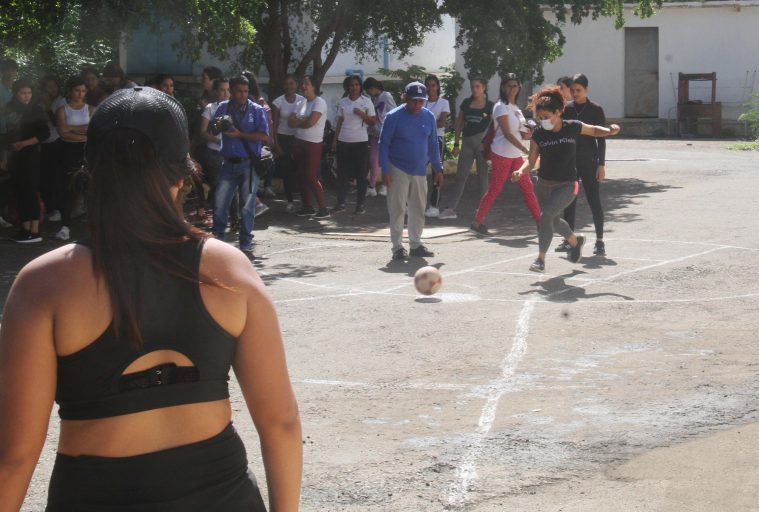 Estudiantes de la Unefm celebraron su día con festival deportivo 8