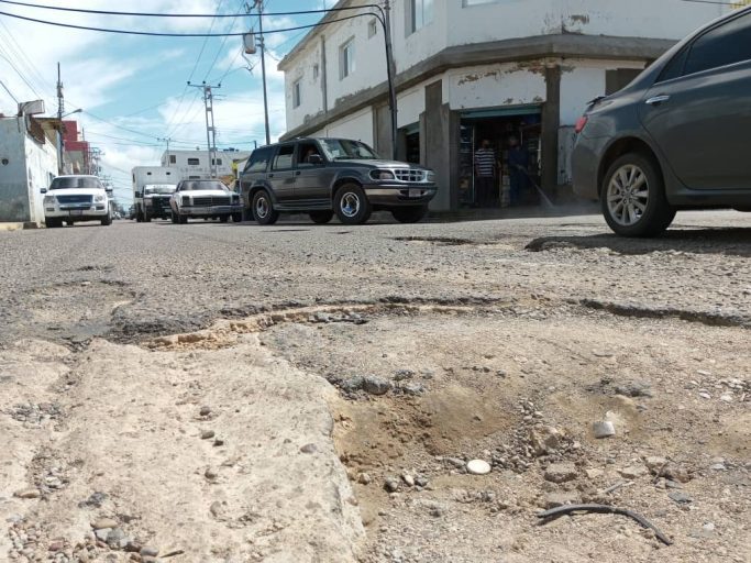 Lluvias causaron cráteres en la calle Zamora de Punto Fijo.