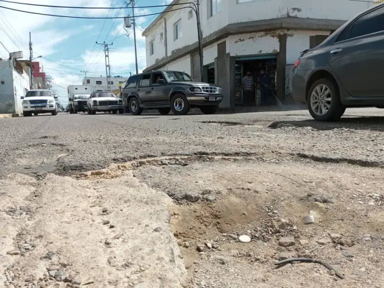 Lluvias causaron “cráteres” en la calle Zamora de Punto Fijo