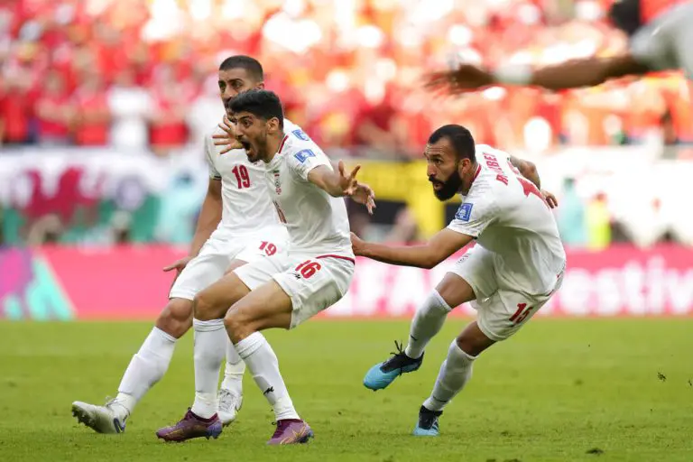 Irán aplasta a Gales 2-0 con dos tantos en el descuento