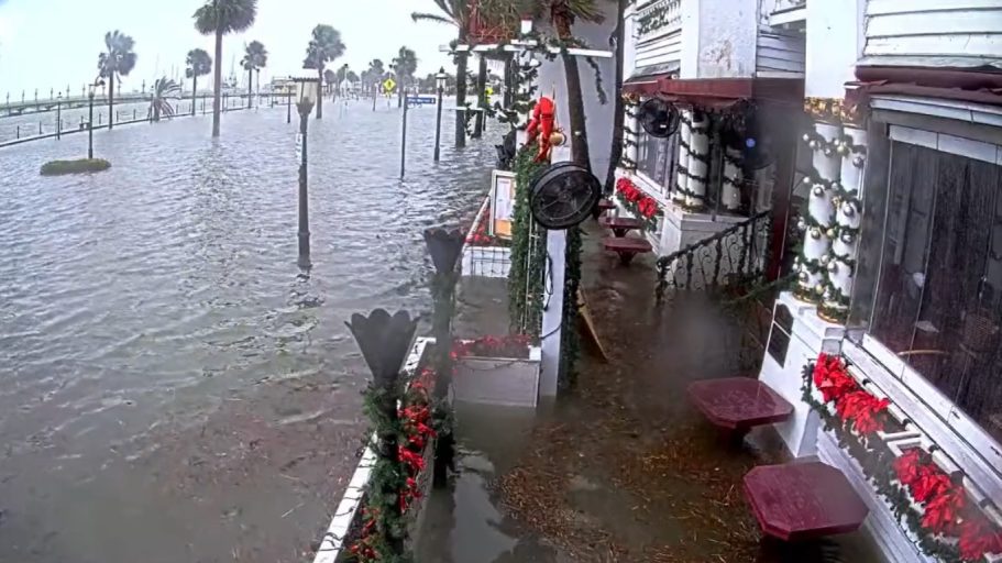 Nicole deja inundaciones a su paso por Florida