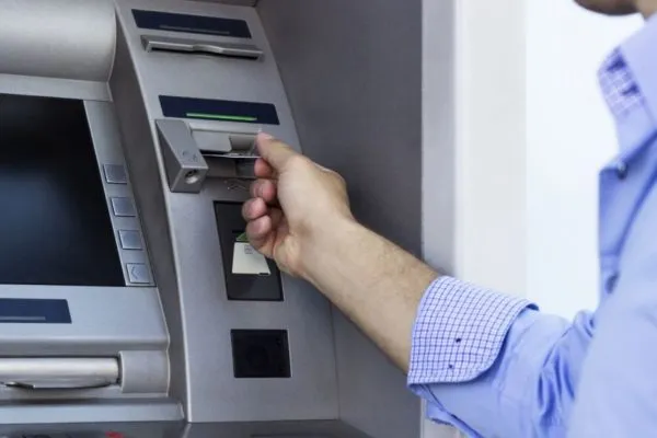 Ordenan al sector bancario activar cajeros automáticos