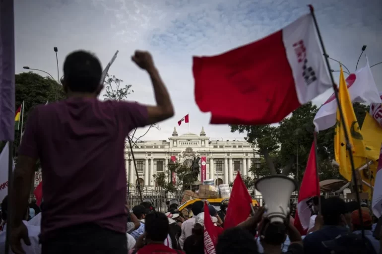 Protestan frente al Congreso de Perú