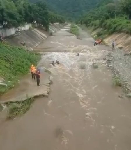 Muere un hombre arrastrado por un río en La Guaira