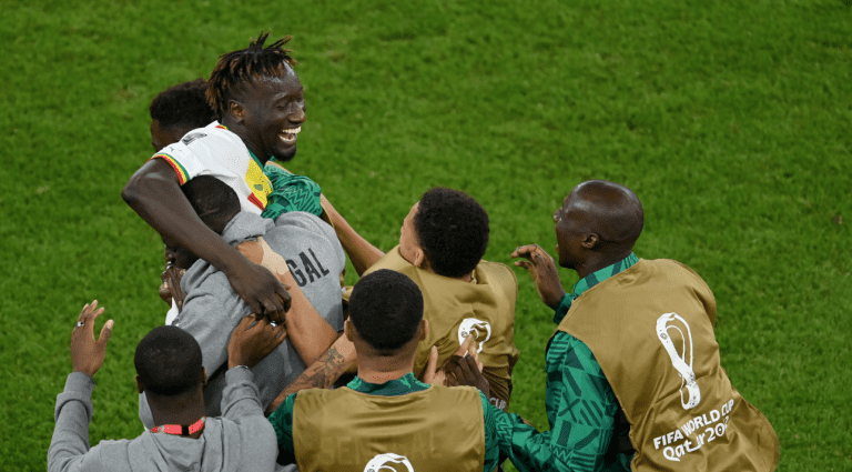 Senegal deja casi eliminada a la selección anfitriona del Mundial con marcador de 3-1. Catar depende de un milagro para clasificar.