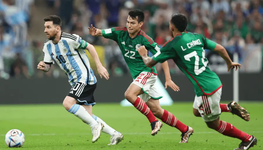 En los primeros 45' de partido Argentina sufre ante la selección de México en otro duelo mundialista donde la albileceste esta obligada a ganar.