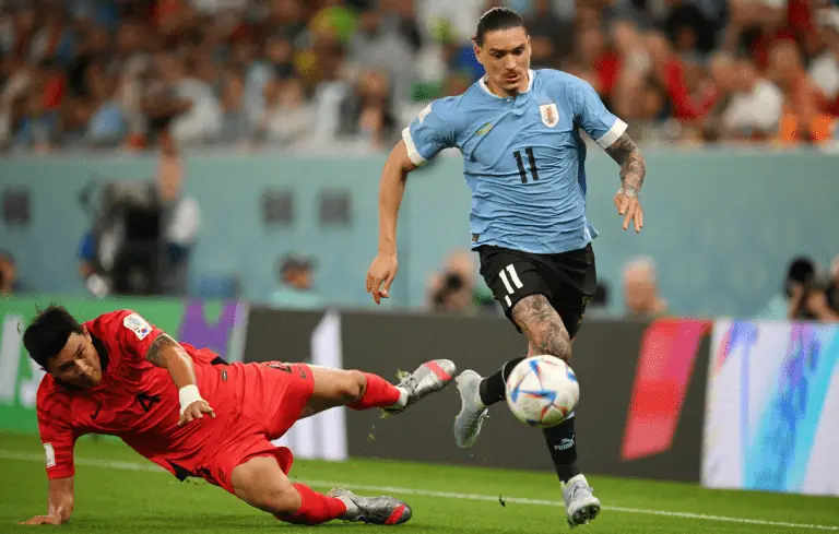 Uruguay empata sin goles en su debut