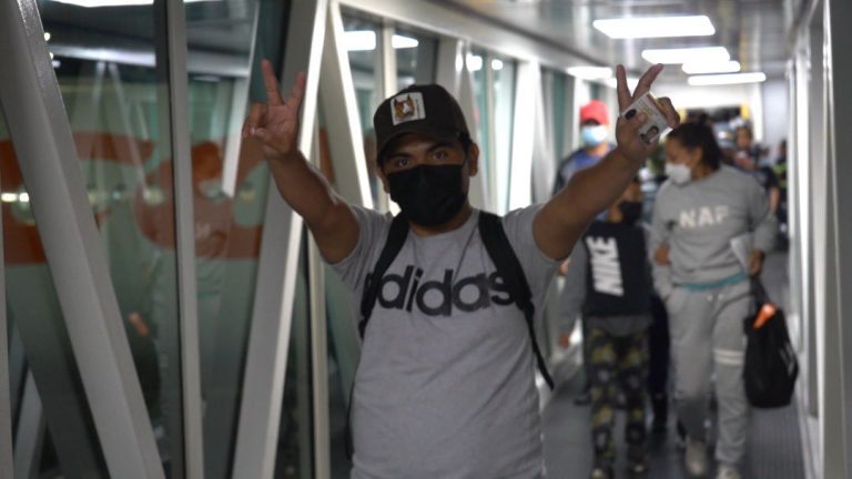 Unos 295 venezolanos llegaron al país desde México