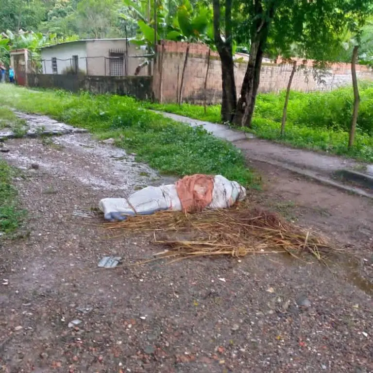 Hallan cadáver envuelto en sacos en plena calle de Carabobo